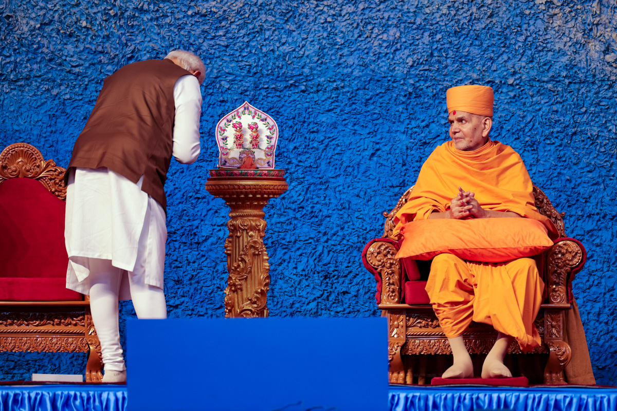 PM Narendra Modi doing darshan of Shri Harikrishna Maharaj and Shri Gunatitanand Swami