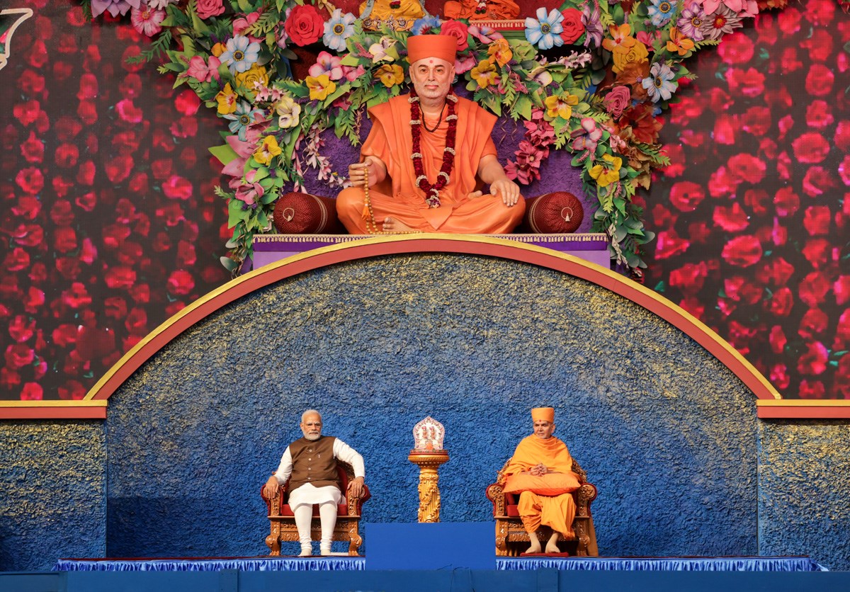 PM Narendra Modi and Swamishri on stage