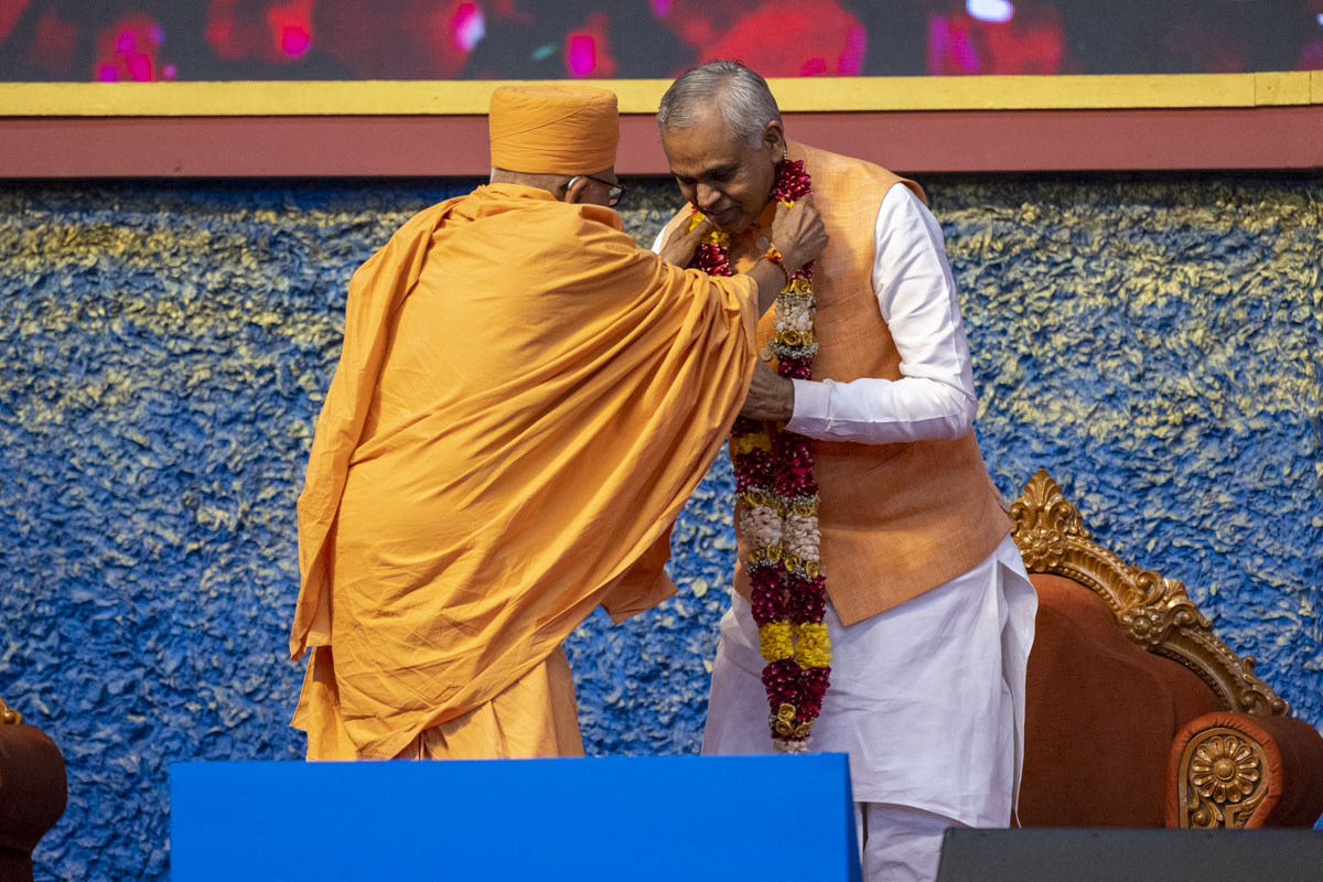 Pujya Kothari Swami honors Shri Acharya Devvrat with a garland