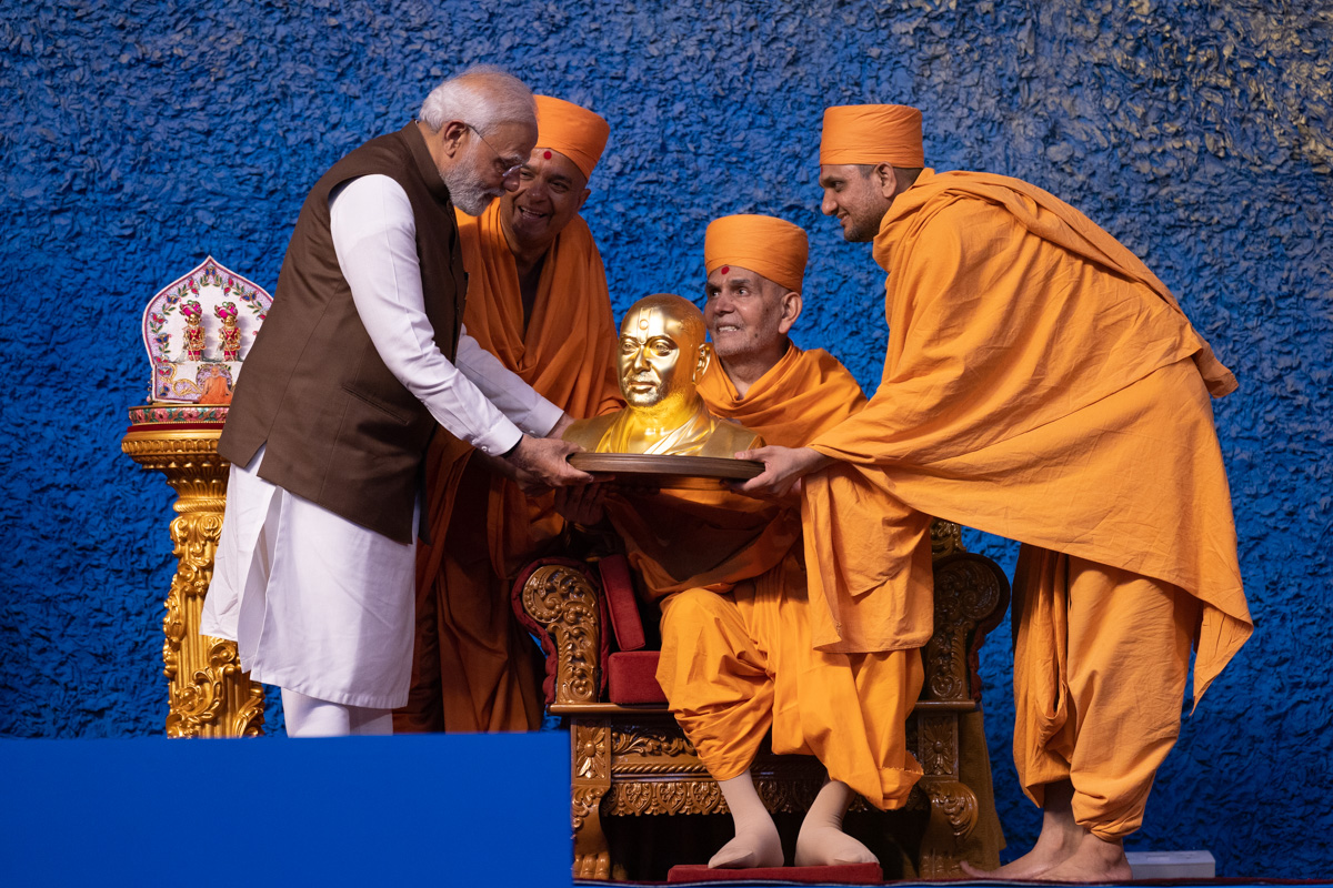 Swamishri presents a memento to PM Narendra Modi