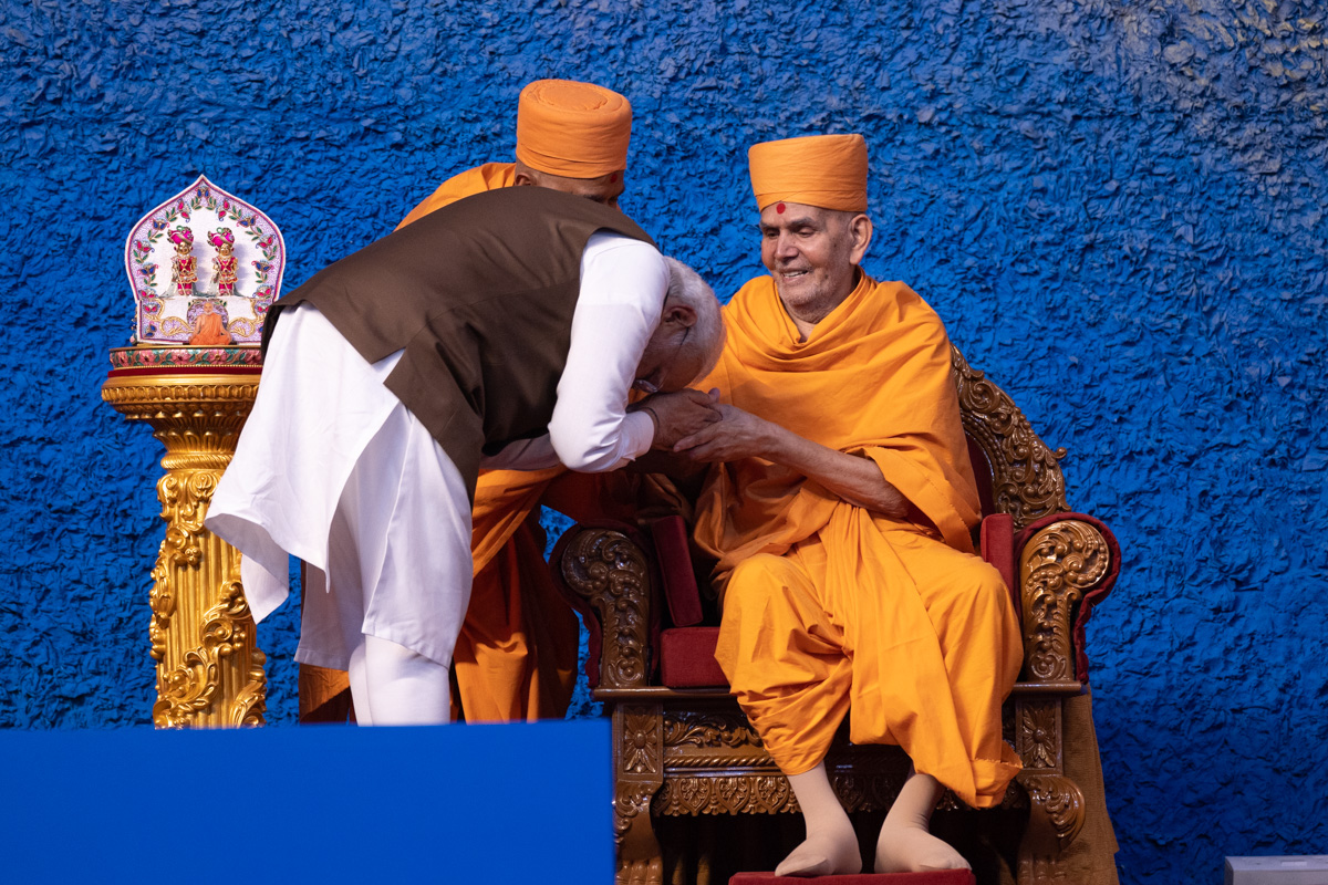 Swamishri blesses PM Narendra Modi