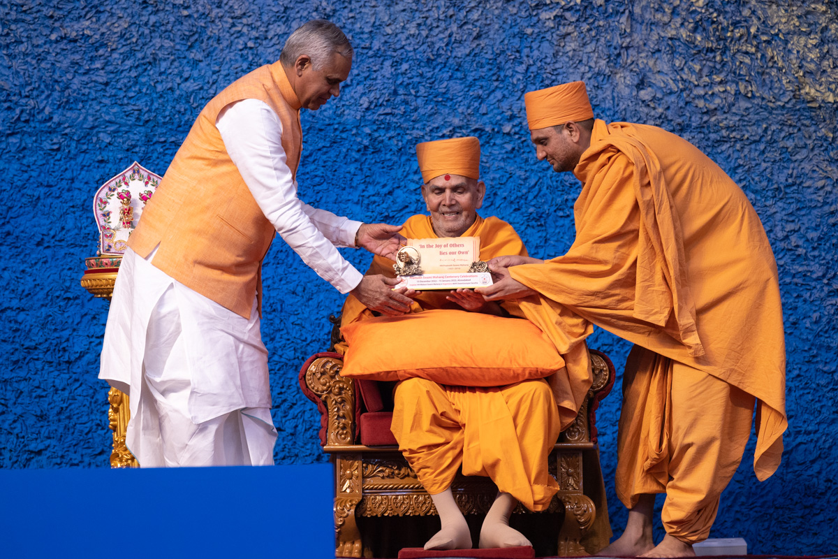 Swamishri presents a memento to Shri Acharya Devvrat