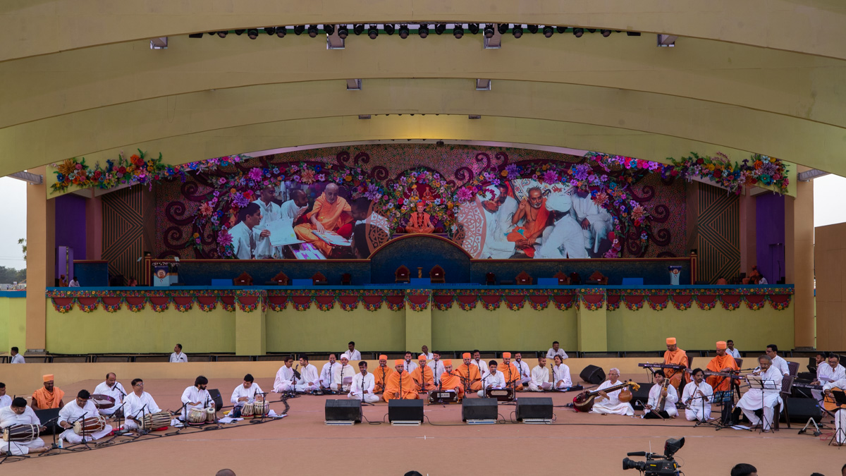 Sadhus and youths sing dhun prarthana in the beginning of the assembly