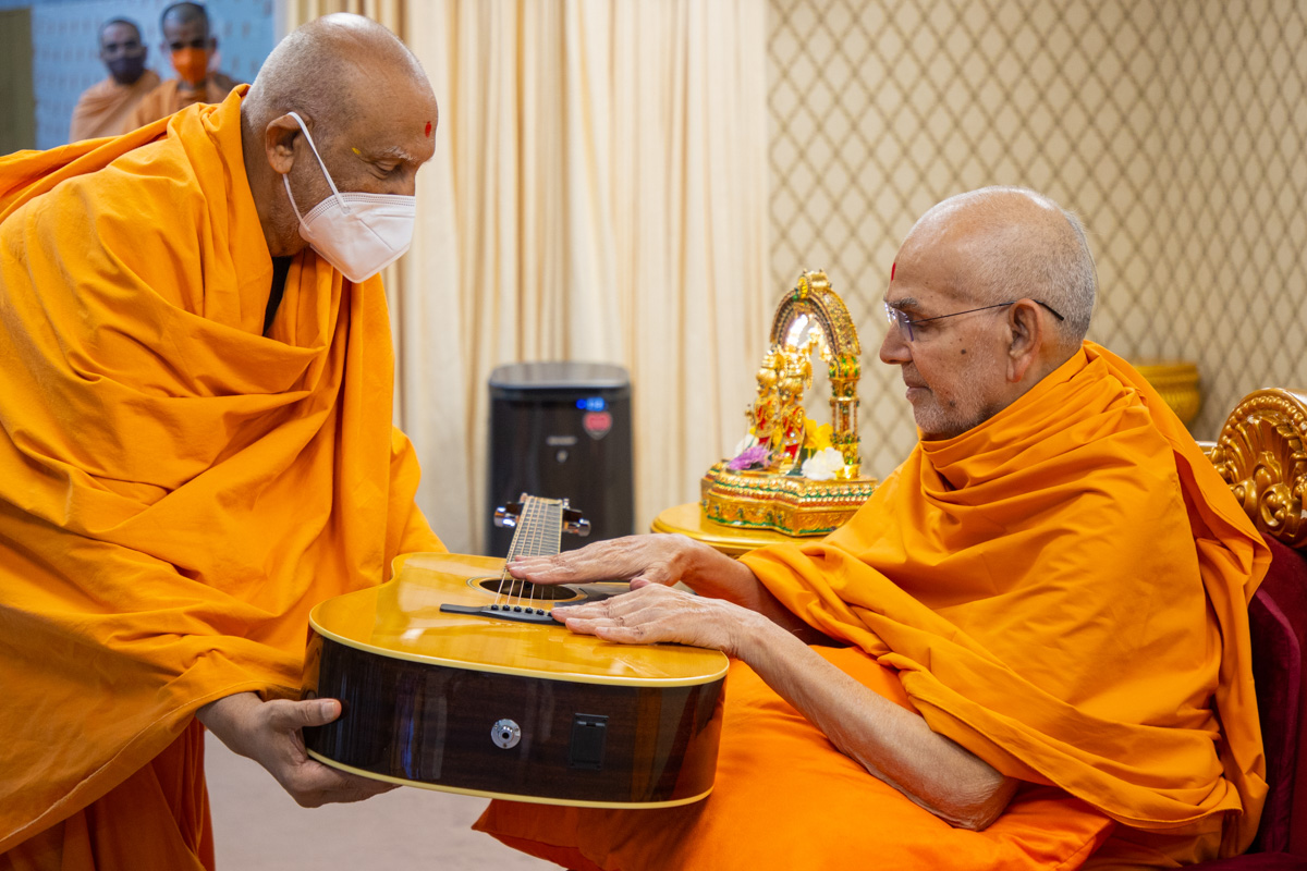 Swamishri sanctifies a guitar