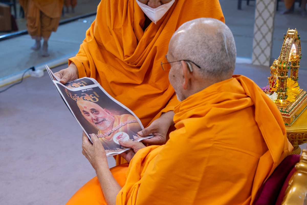 Swamishri sanctifies a special edition of the Dharmalok 