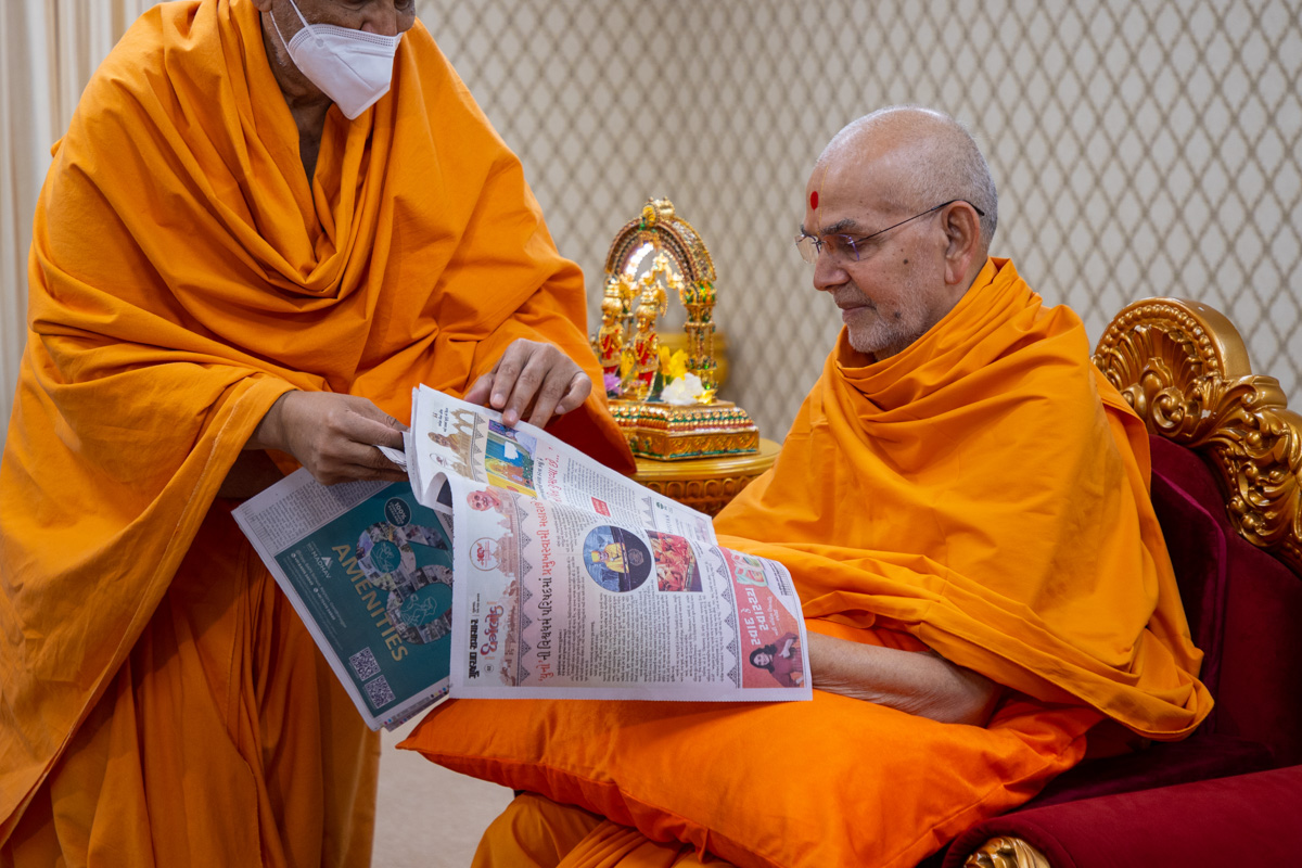 Swamishri observes a special edition of the Dharmalok 