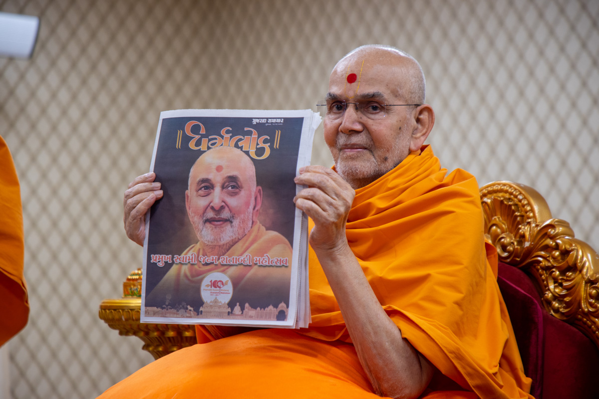 Swamishri sanctifies a special edition of the Dharmalok