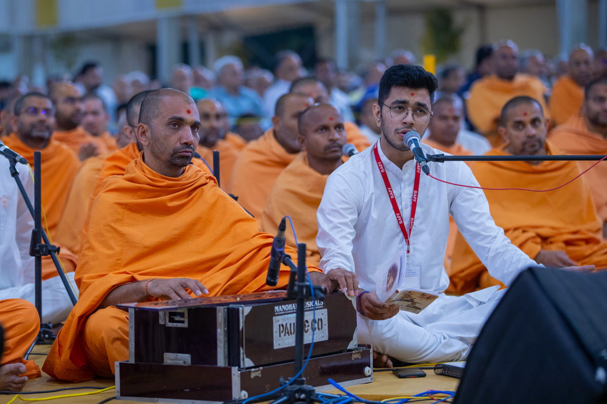 A youth sings a kirtan in Swamishri's daily puja