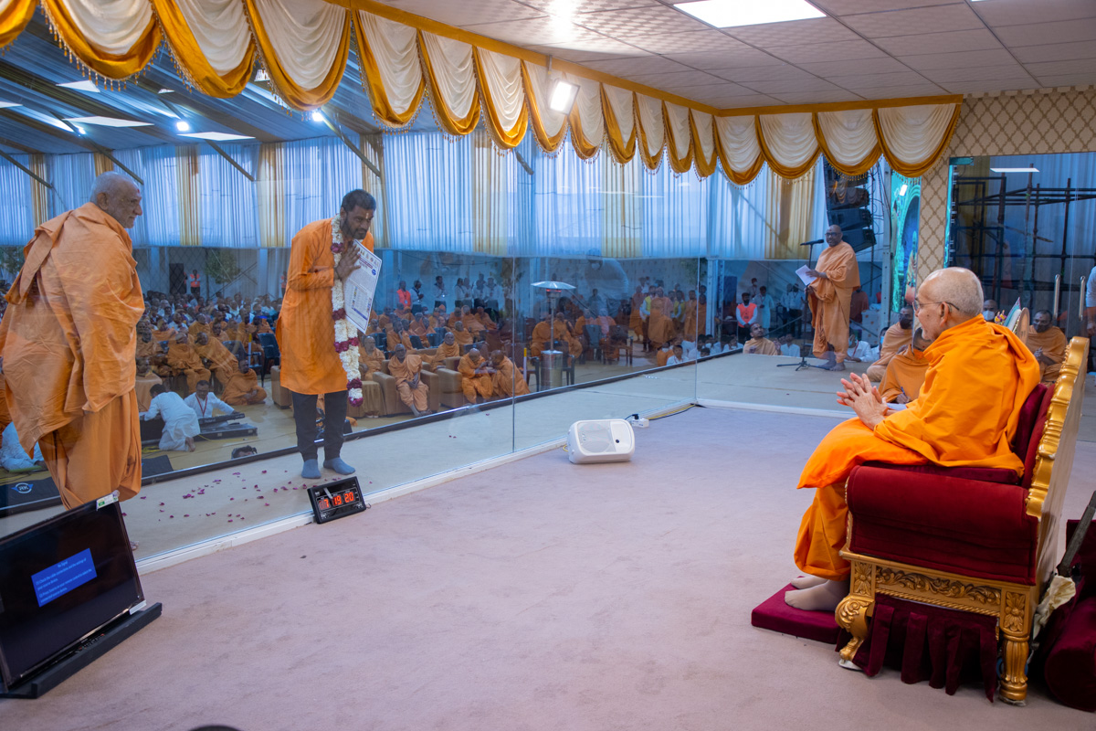 A well-wisher doing darshan of Swamishri