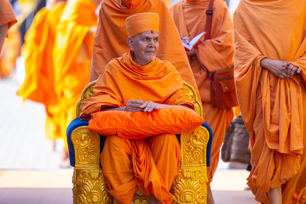 Swamishri arrives for the Swaminarayan Vishwashanti Mahayag rituals