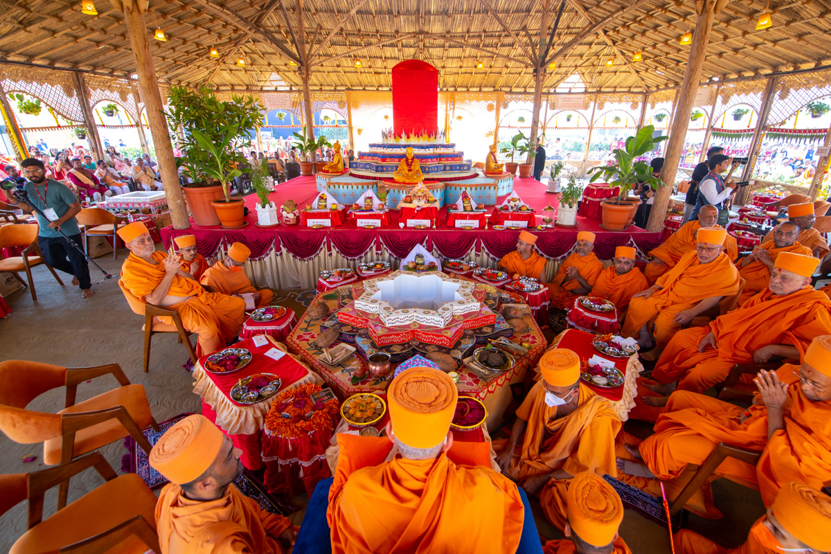 Swamishri and senior sadhus perform the mahayag rituals