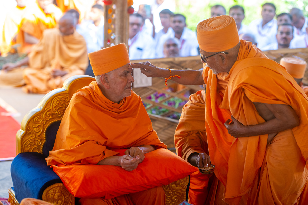 Pujya Bhaktipriya Swami (Kothari Swami) applies chandan archa to Swamishri