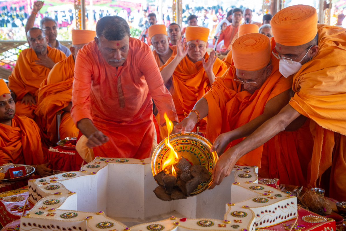 Pujya Tyagvallabh Swami performs the mahayag rituals