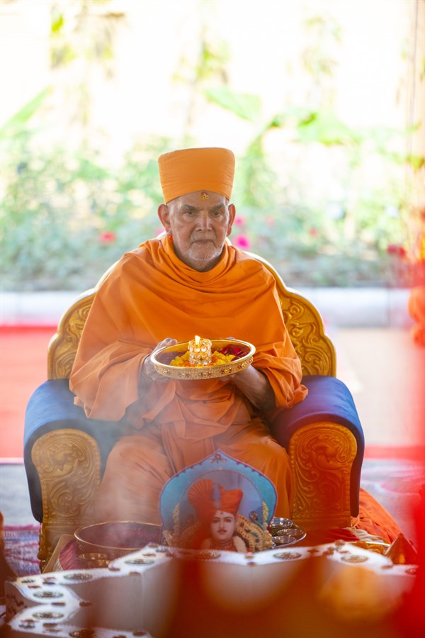 Swamishri performs the yagna arti
