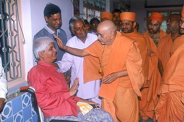 Blesses a disabled devotee  	