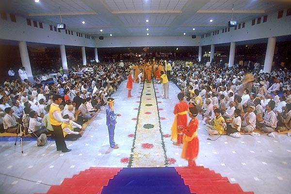 Swamishri arrives for the inauguration of 'Gunatit Mandapam', an assembly hall with a capacity for 10,000 devotees at the BAPS Akshar Vadi 