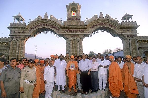 At the suggestion of the local Municipal corporation, the BAPS has built three grand entrance gates on the three main entry roads into Junagadh named Akshar Dwar, Yogi Dwar and Pramukh Swami Dwar. Swamishri inaugurates one of the gates with the local Municipal Commissioner, officers and dignitaries