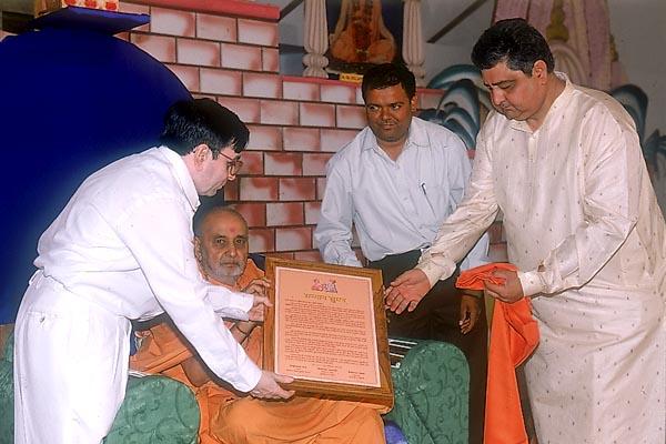 One hundred organizations in Junagadh honor Swamishri