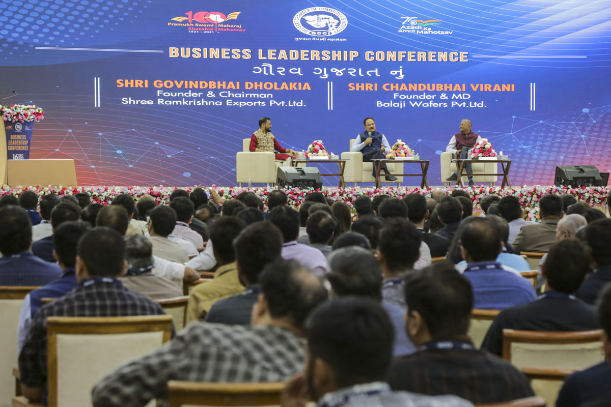 Delegates conversing with Shri Govindbhai Dholakia (Founder & Chairman, Shree Ramkrishna Exports Pvt. Ltd.) and Shri Chandubhai Virani (Founder & MD, Balaji Wafers Pvt. Ltd.)
