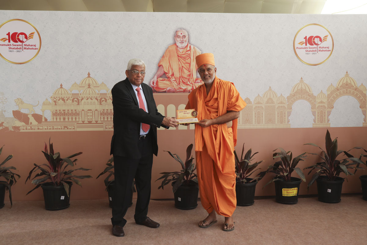 Pujya Gnanvatsal Swami greeting Shri Deepak Parekh, Chairman, HDFC Ltd