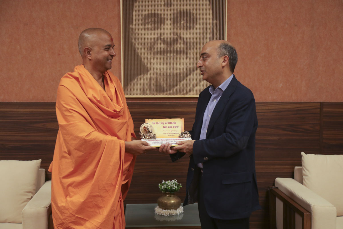 Pujya Brahmavihari Swami greeting Dignitary