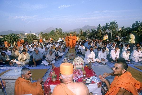 Swamishri arrives for the mahapuja