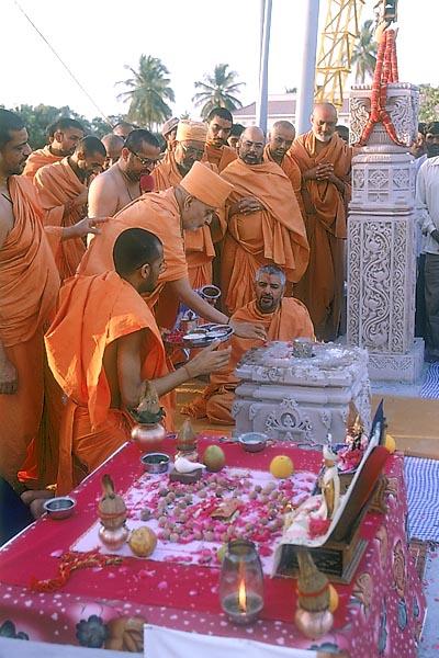  	Prior to the pillar-placing ceremony, Swamishri performs pujan of the kumbhi (base)