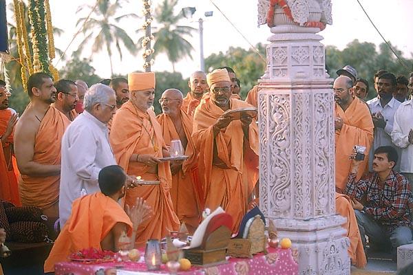 Swamishri performs arti of Thakorji and the sanctified pillar ..