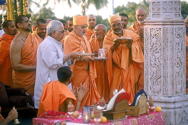 Swamishri performs arti of Thakorji and the sanctified pillar ..