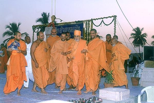 Swamishri expresses satisfaction after observing the mandir construction work
