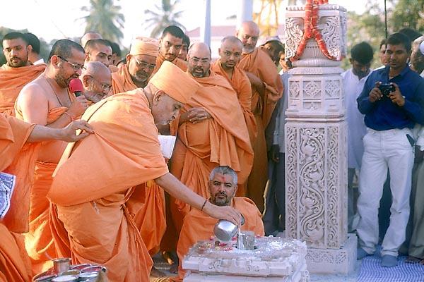  	Swamishri pours cement in the hole of kumbhi