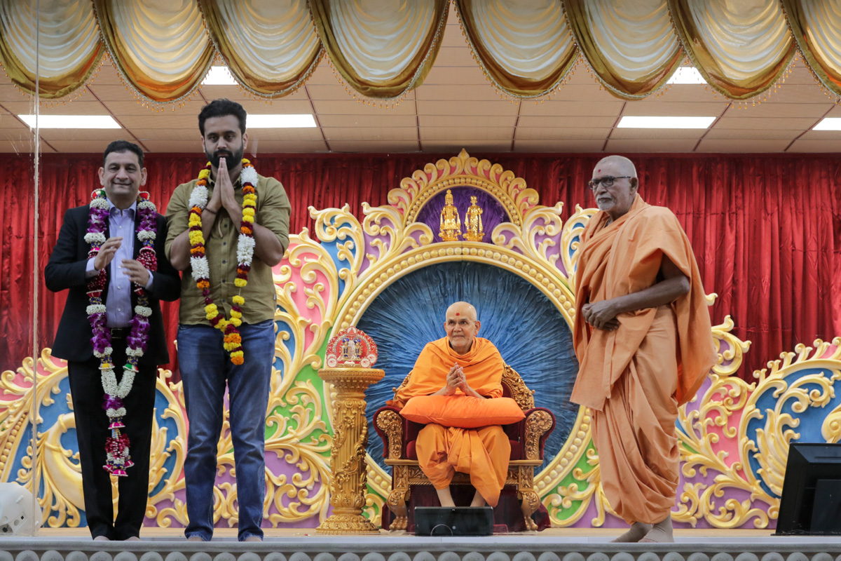 Invited guests with Swamishri