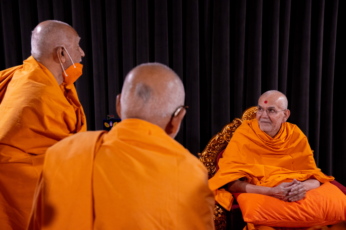 Swamishri in conversation with Atmaswarup Swami