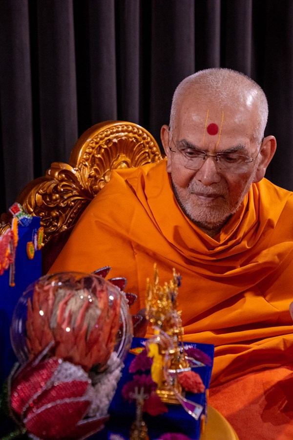 Swamishri observes sinhasan