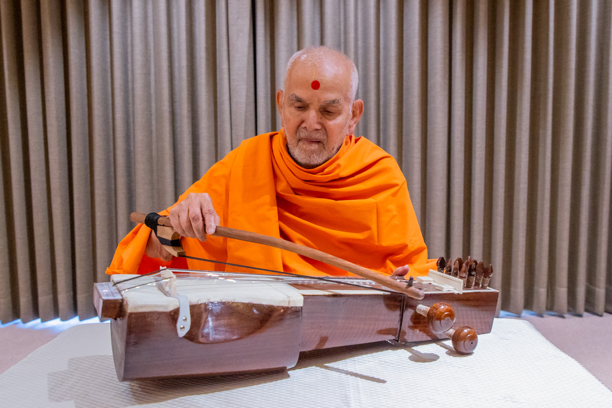 Swamishri sanctifies a sarangi