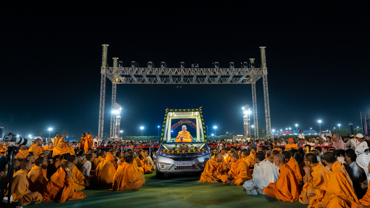 Swamishri watches the light and sound show 'Purna Purush' at Pramukh Swami Maharaj Nagar