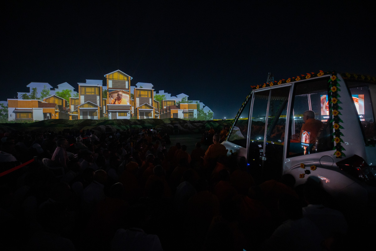 Swamishri watches the light and sound show