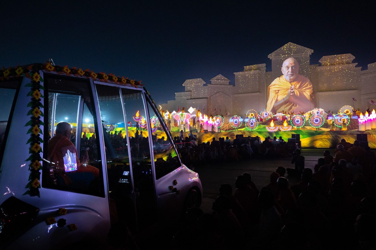 Swamishri watches the light and sound show