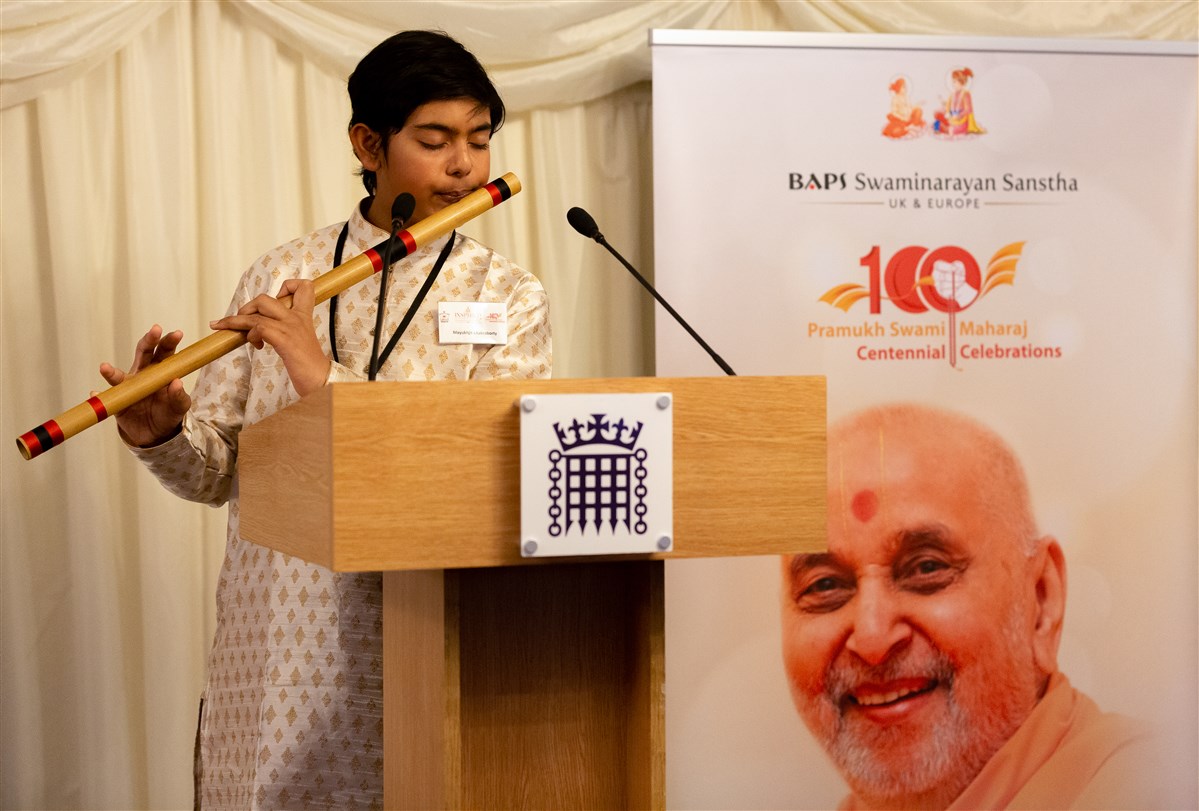 Mayukhjit Chakraborty performed a beautiful rendition of ‘Vaishnav Jan To Tene Kahiye Je’ on the flute