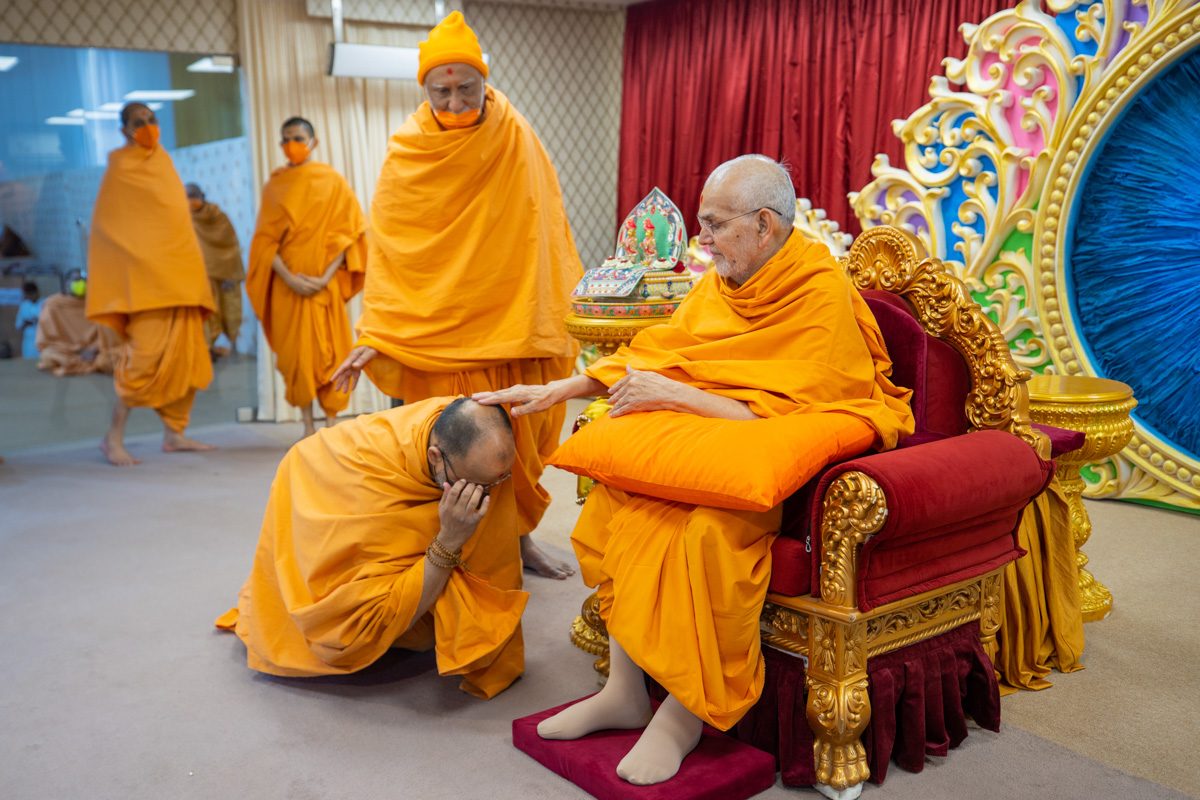Swamishri blesses Manoharmurti Swami