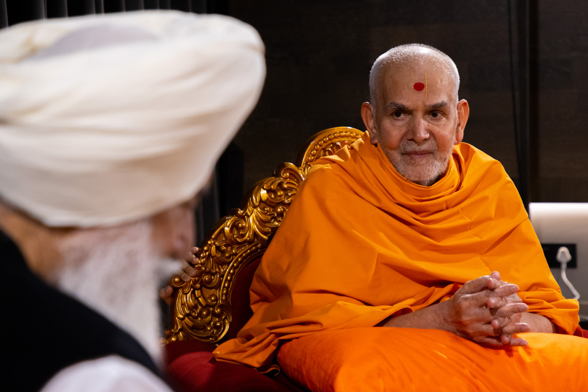 Swamishri in conversation with Baba Ji Gurinder Singh Dhillon