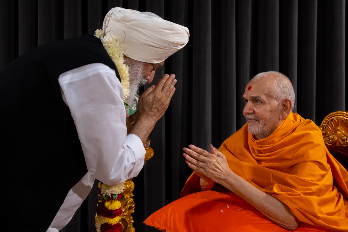 Swamishri honors Baba Ji Gurinder Singh Dhillon