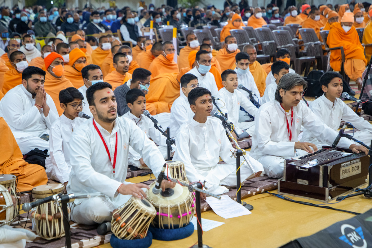 Children sing kirtans in Swamishri's daily puja