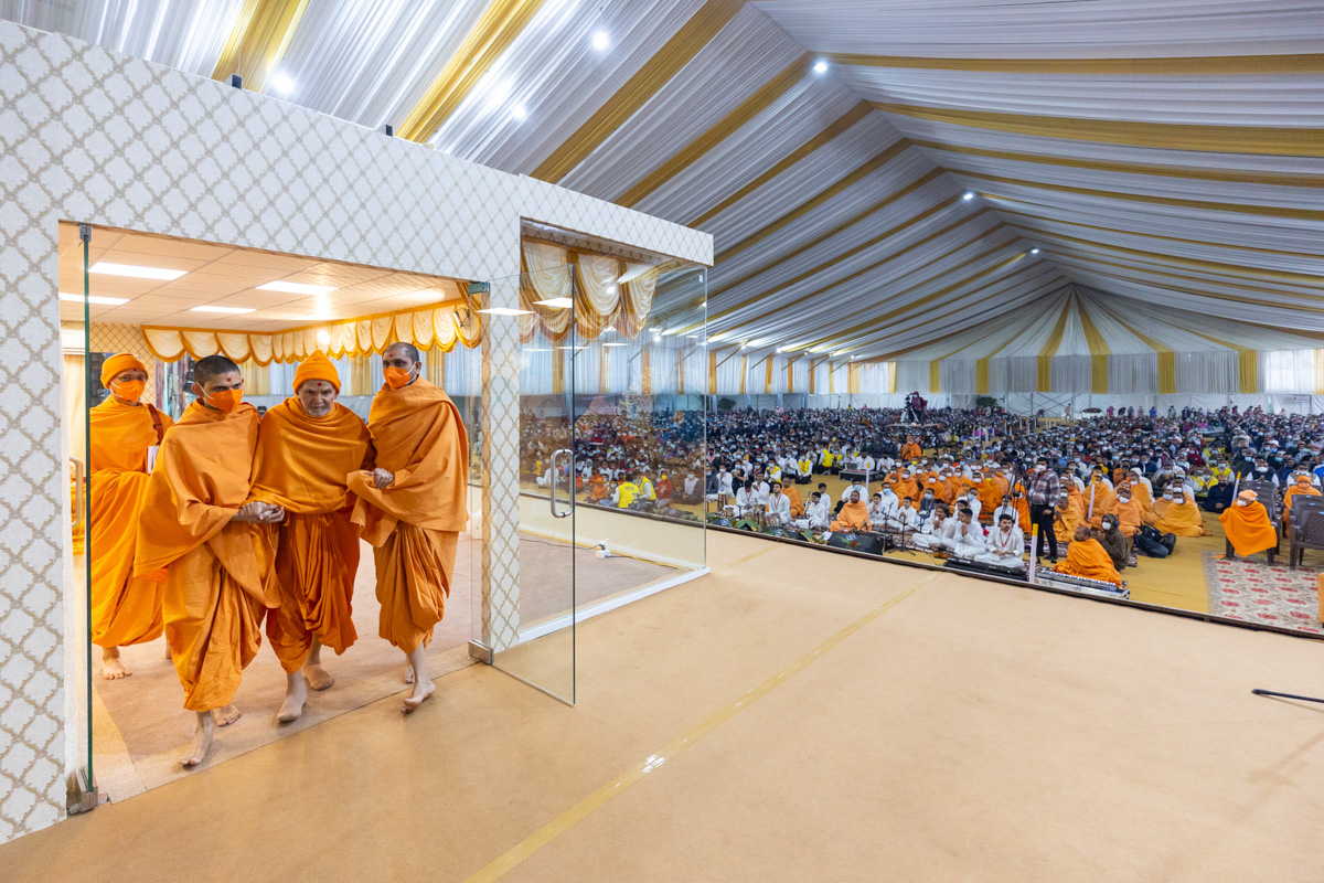 Swamishri after his daily puja