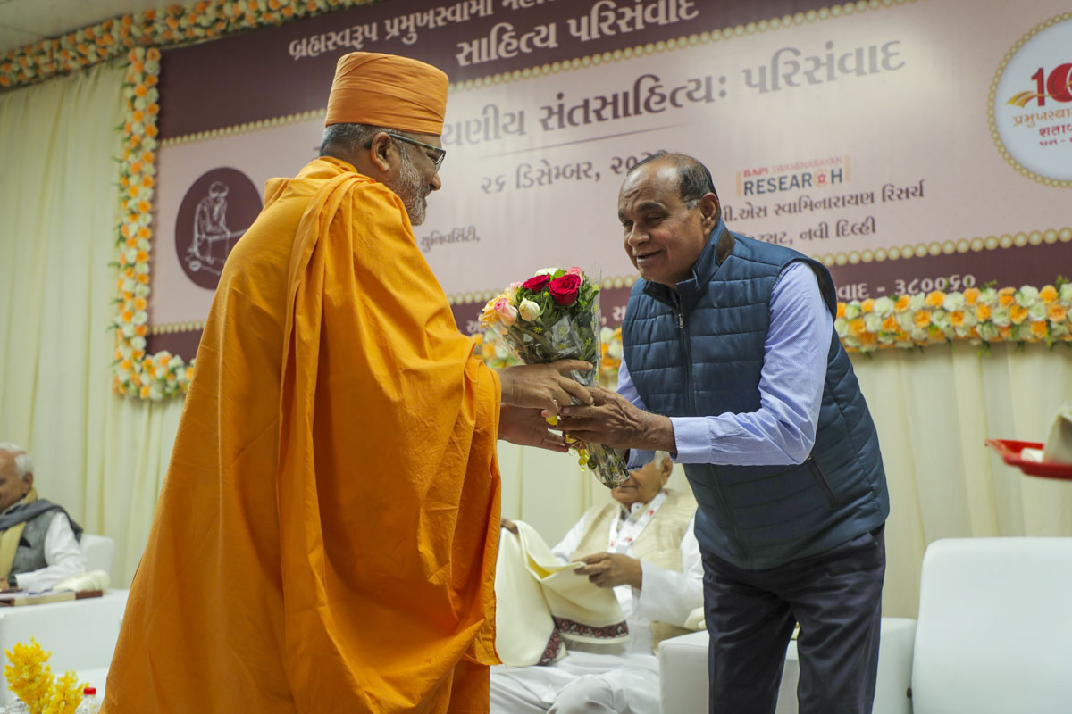 Mahamahopadhyay Bahdreshdas Swami greeting Shri Balvant Jani, the Chancellor of Doctor Harisingh Gour Vishwavidyalaya Sagar