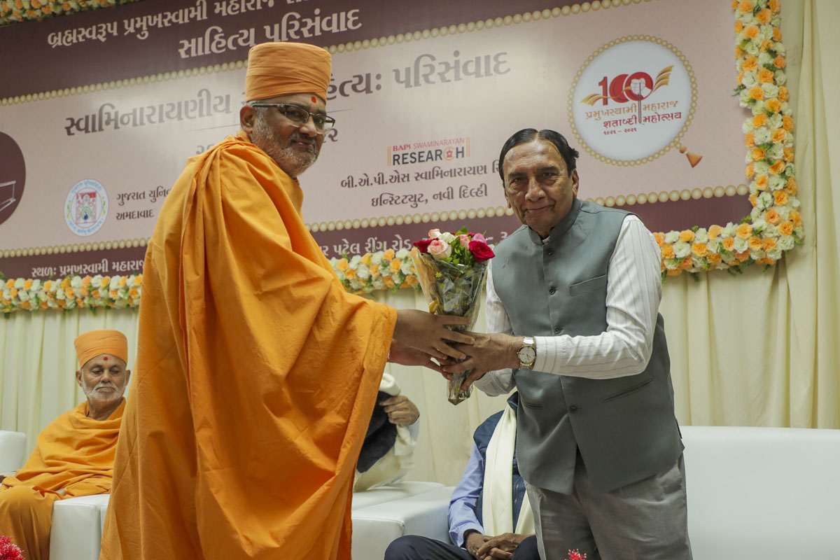 Mahamahopadhyay Bahdreshdas Swami greeting Shri Kumarpal Desai, a Padmashree Awardee