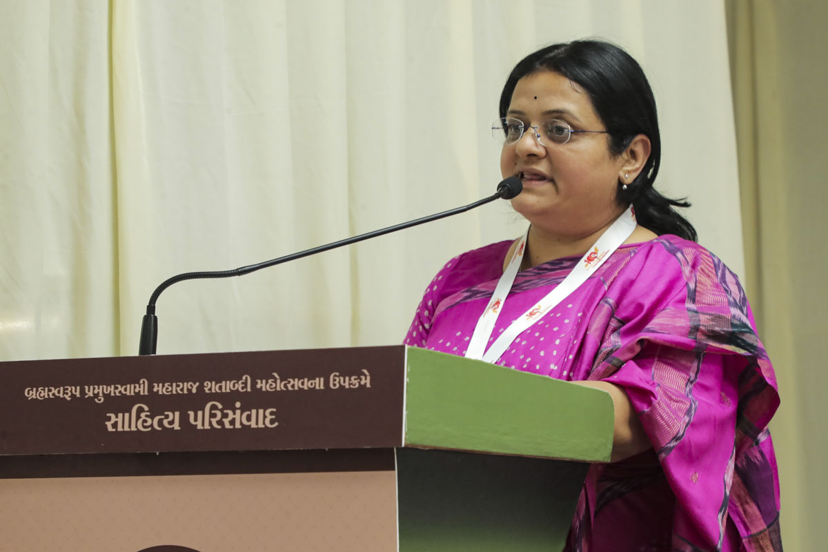 Dr. Darshana Oza, the HOD of Gujarati at SNDT University, presenting during a Paper Presentation Session