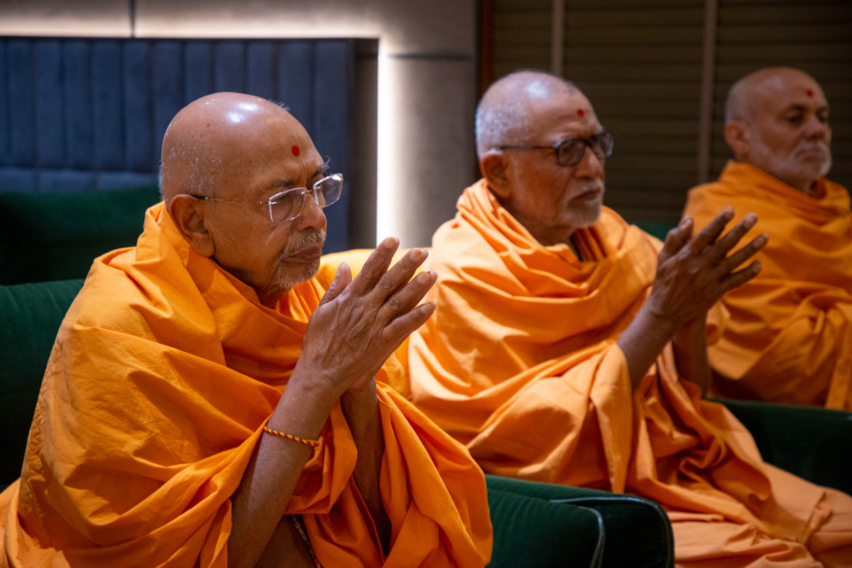 Pujya Tyagvallabh Swami, Pujya Bhaktipriya Swami (Kothari Swami) and Pujya Viveksagar Swami doing darshan of Swamishri