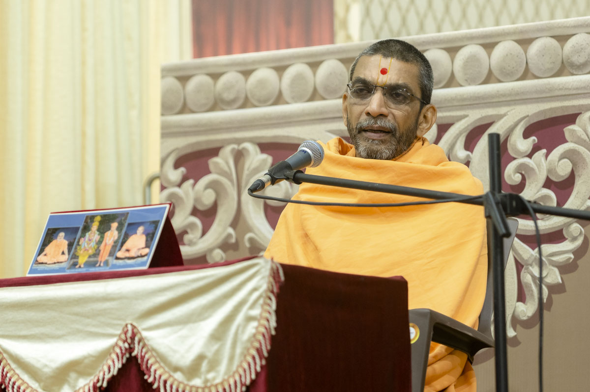 Adarshjivan Swami addresses the morning assembly