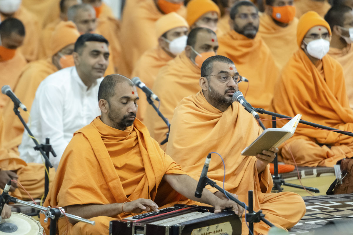 Gunsagar Swami sings a kirtan in Swamishri's daily puja